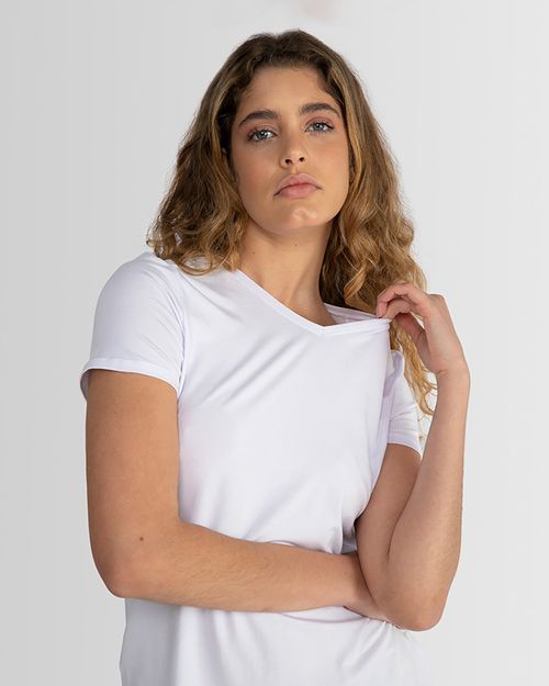Camiseta Feminina Gola V Tecnológica Impermeável - BASICAMENTE