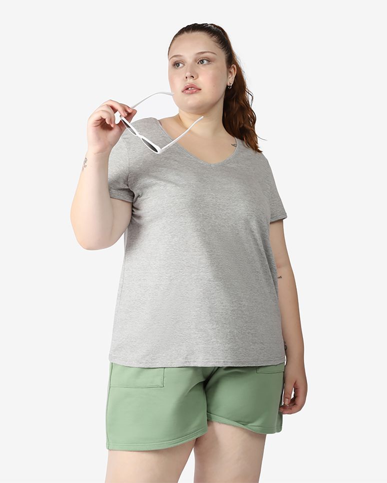 Camiseta Feminina Plus Size Gola V Tecnológica Anti Odor - BASICAMENTE