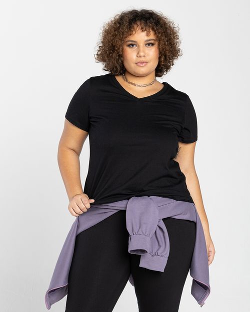 Camiseta Feminina Plus Size Gola V Tecnológica Impermeável - BASICAMENTE