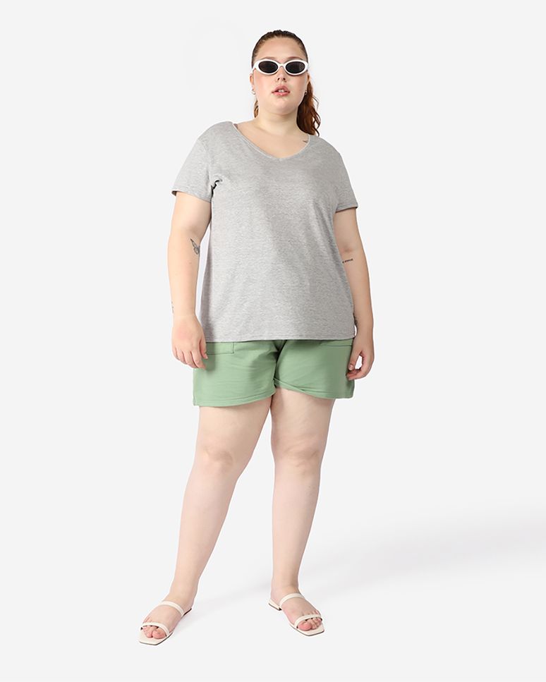 Camiseta Feminina Plus Size Gola V Tecnológica Anti Odor - BASICAMENTE