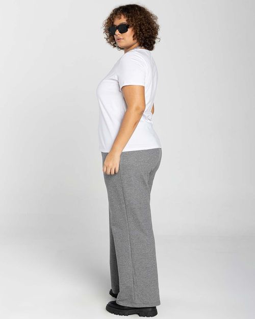 Camiseta Feminina Plus Size Gola V Tecnológica Anti Odor - BASICAMENTE