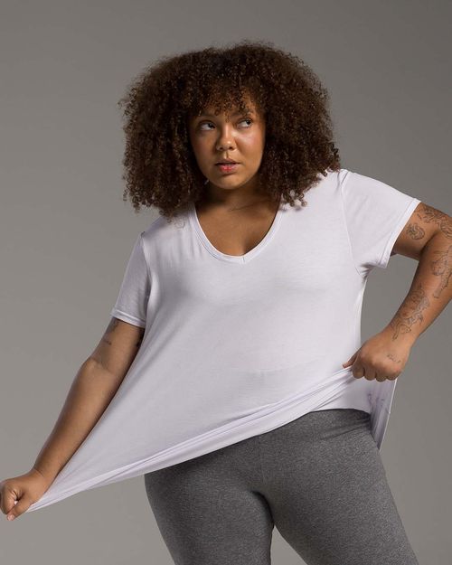 Camiseta Feminina Plus Size Gola V Tecnológica Modal - BASICAMENTE