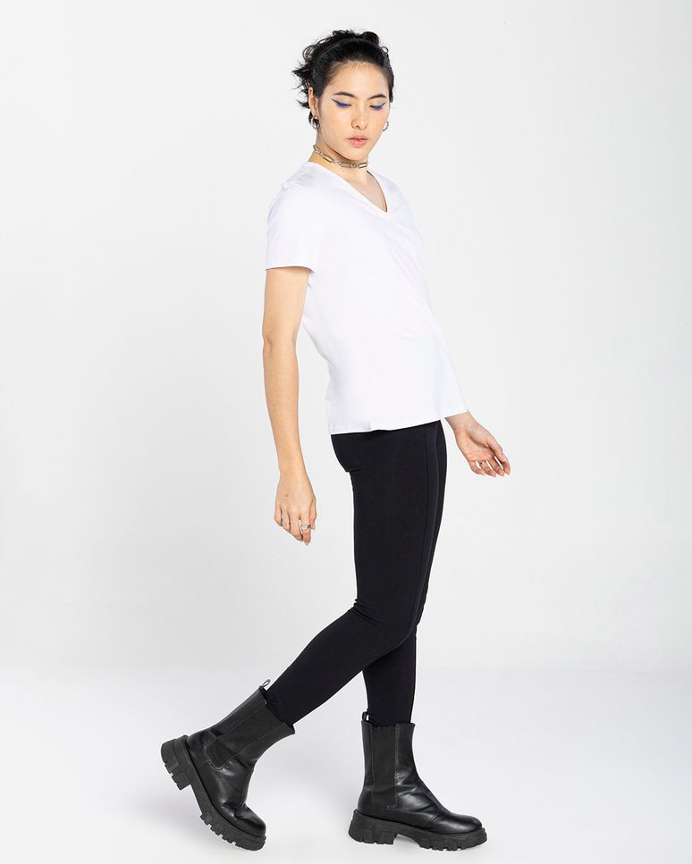 Camiseta Feminina Gola V Tecnológica Impermeável - BASICAMENTE