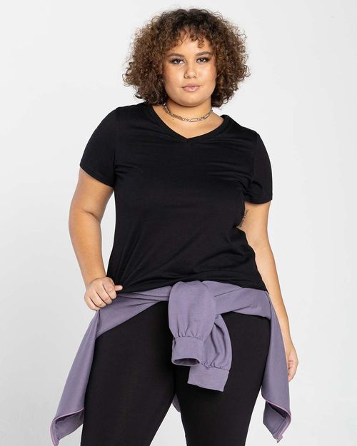 Camiseta Feminina Plus Size Gola V Tecnológica Impermeável - BASICAMENTE