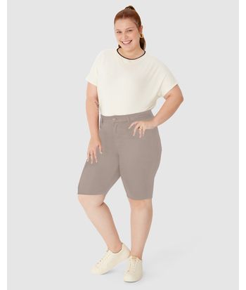 Bermuda Feminina Plus Size Ciclista Cintura Média Em Sarja Super Stretch