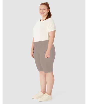 Bermuda Feminina Plus Size Ciclista Cintura Média Em Sarja Super Stretch