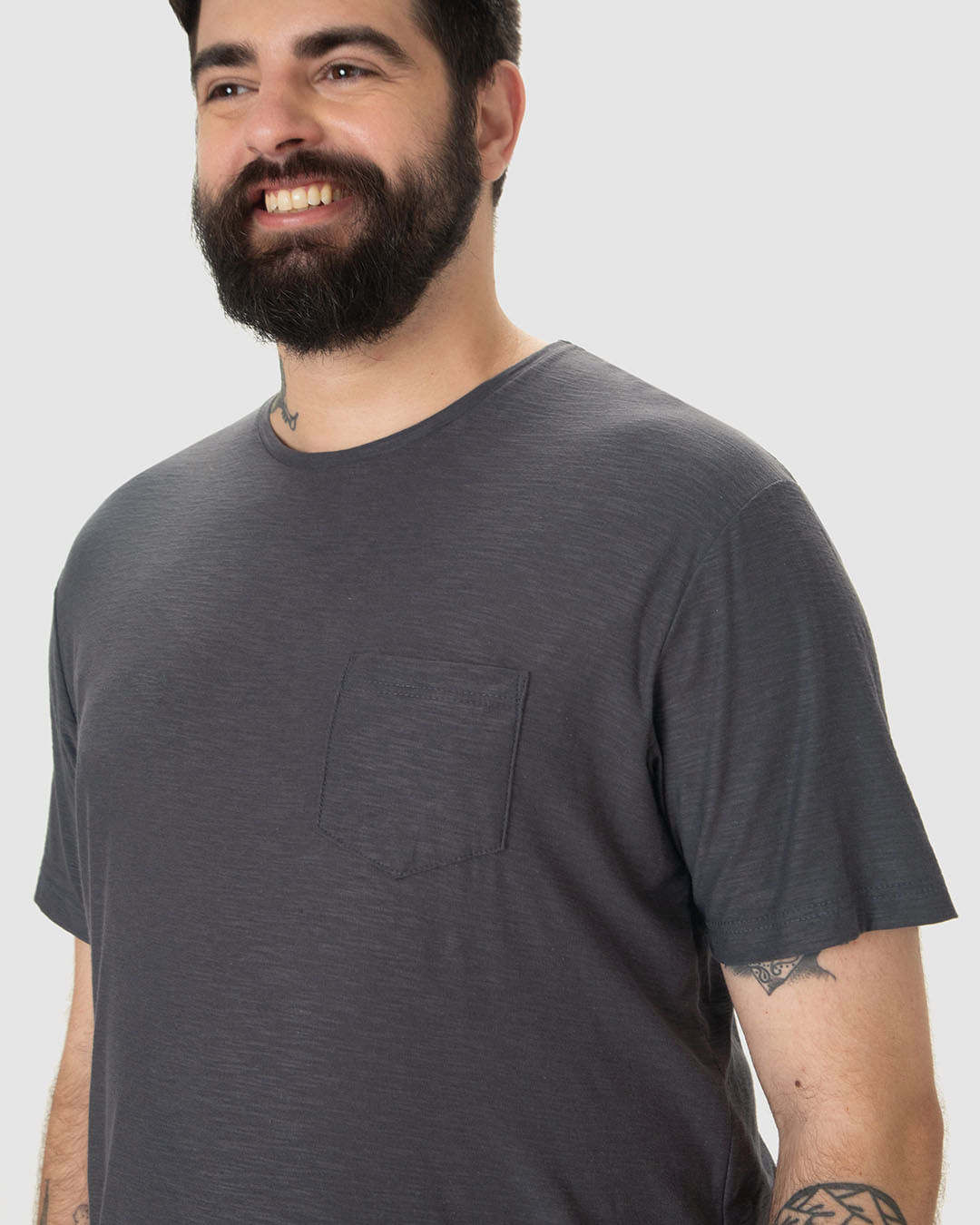 Camiseta Masculina Plus Size Bolso Frontal Em Malha Rajada CINZA