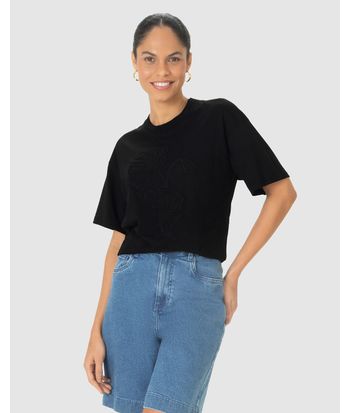 Camiseta Ampla Feminina Bordado De Flor Frontal Em Algodão