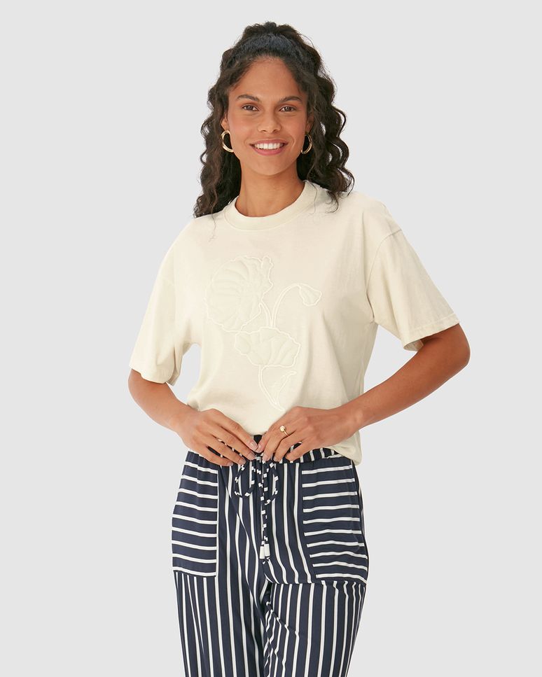 Camiseta Ampla Feminina Bordado De Flor Frontal Em Algodão