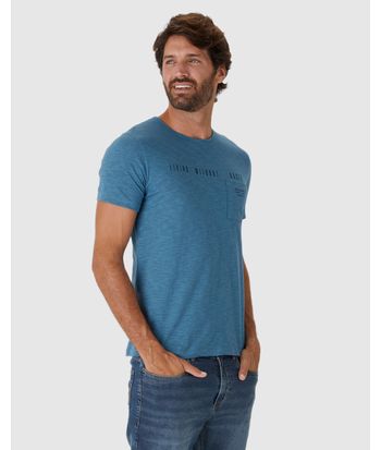 Camiseta Masculina Estampa Lettering Bolso Frontal Em Malha Rajada