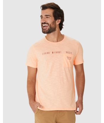 Camiseta Masculina Estampa Lettering Bolso Frontal Em Malha Rajada