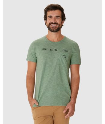 Camiseta Masculina Estampa Lettering Bolso Frontal Em Malha Rajada