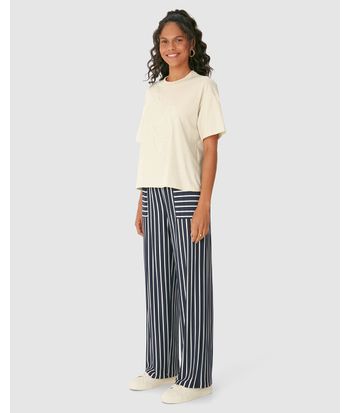 Camiseta Ampla Feminina Bordado De Flor Frontal Em Algodão