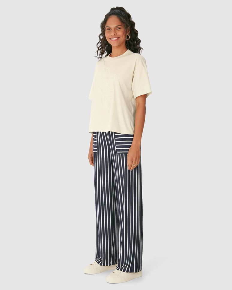 Camiseta Ampla Feminina Bordado De Flor Frontal Em Algodão