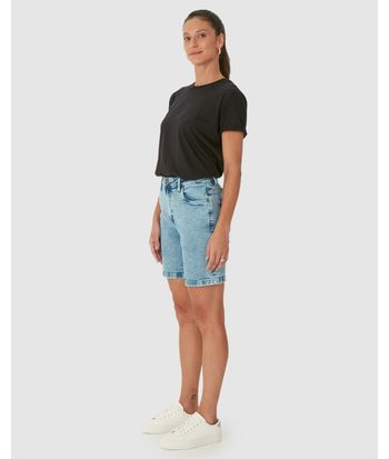 Bermuda Feminina Boyfriend Bolso Funcional Em Jeans Com Elastano