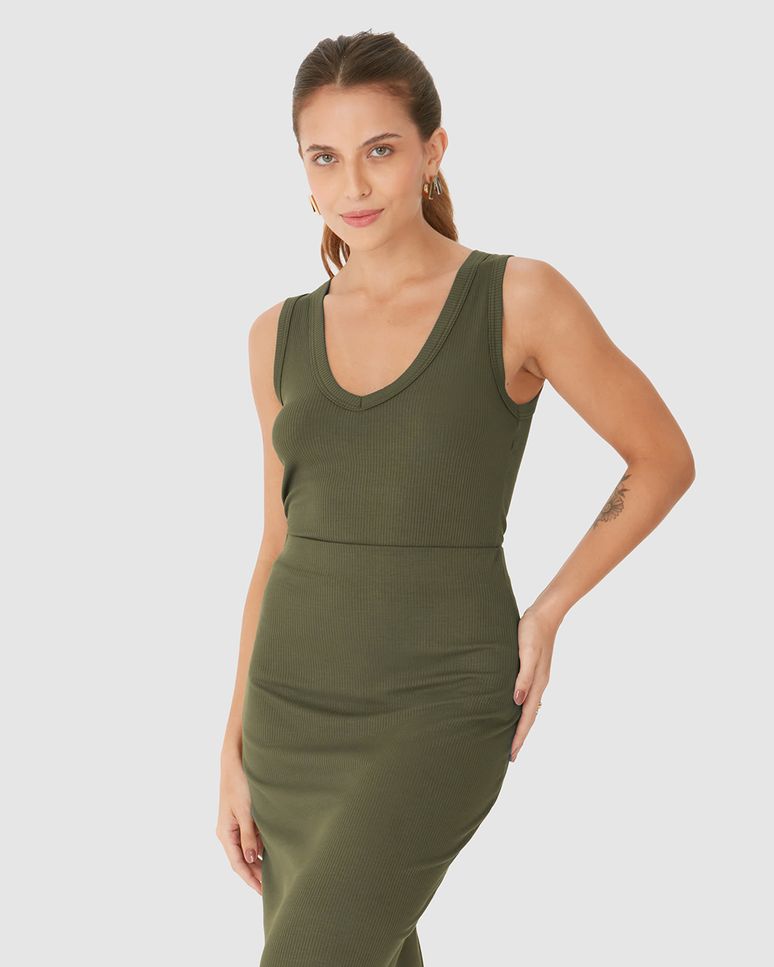 Regata Básica Feminina Decote V Alça Larga Em Malha Viscose Canelada