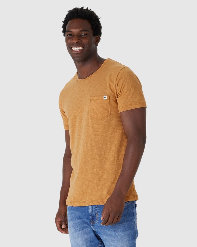 Camiseta Masculina Detalhe Bolso E Etiqueta Decorativa Em Malha Rajada