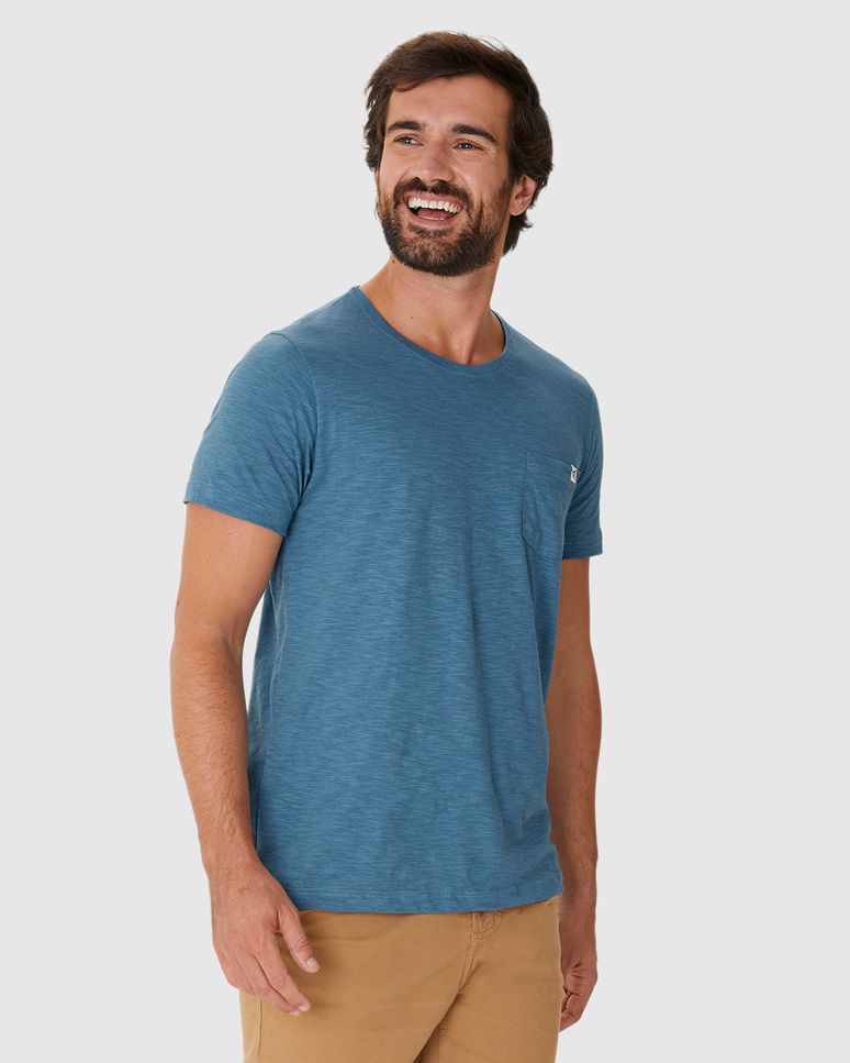 Camiseta Masculina Detalhe Bolso E Etiqueta Decorativa Em Malha Rajada