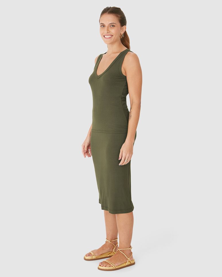 Regata Básica Feminina Decote V Alça Larga Em Malha Viscose Canelada