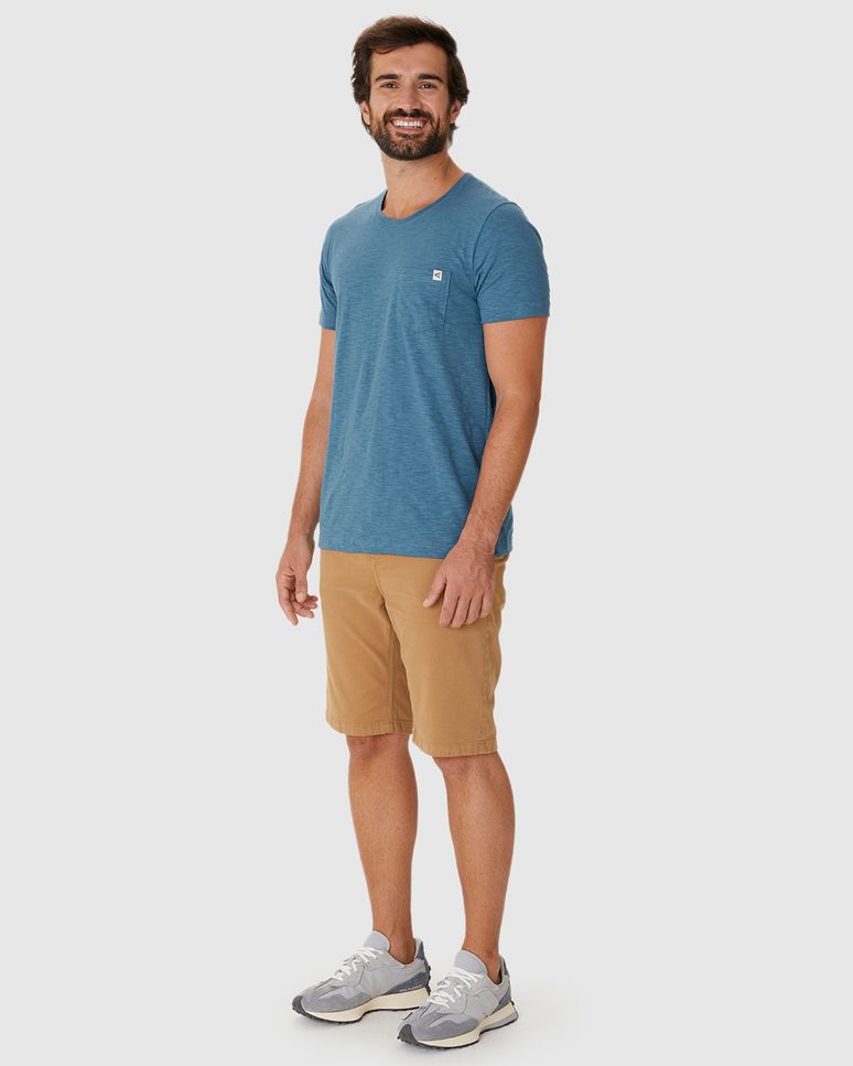 Camiseta Masculina Detalhe Bolso E Etiqueta Decorativa Em Malha Rajada