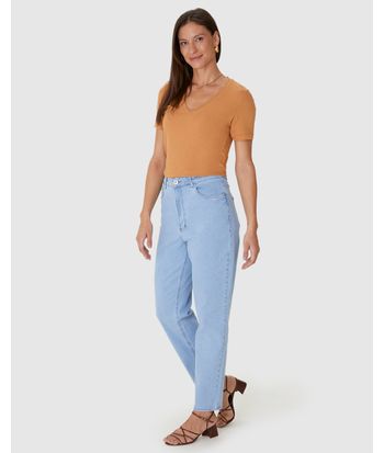Calça Feminina Mom Bolso Funcional Em Jeans Com Elastano