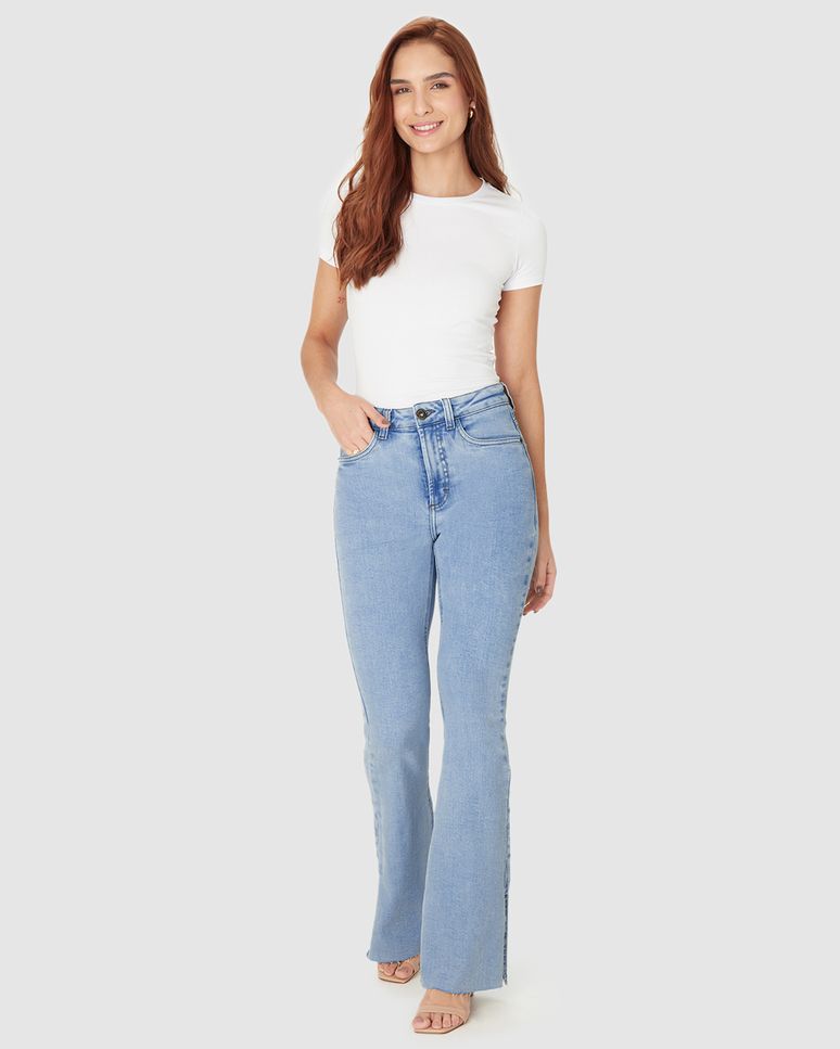 Calça Feminina Small Flare Fenda Lateral Barra Desfiada Em Jeans Stretch