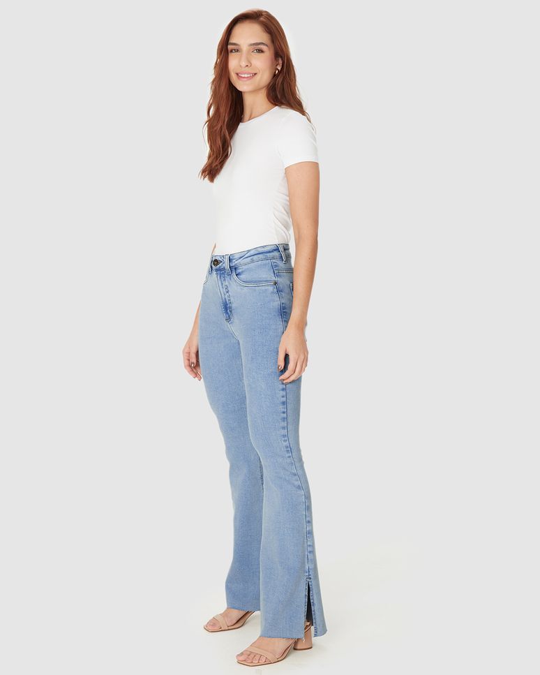 Calça Feminina Small Flare Fenda Lateral Barra Desfiada Em Jeans Stretch