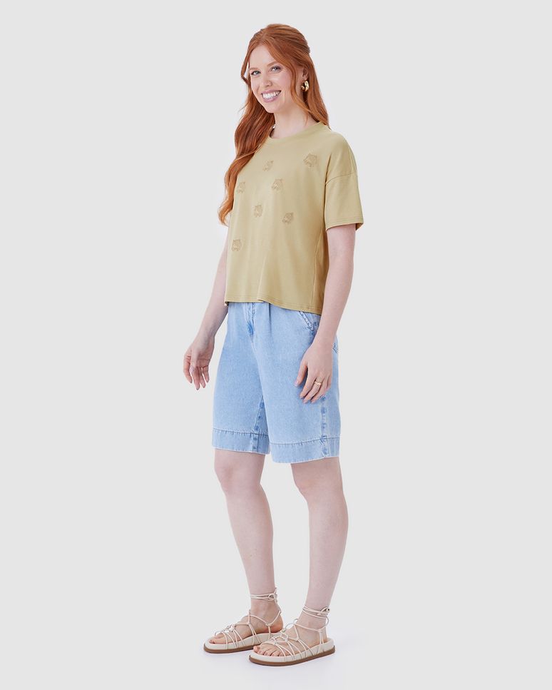 Camiseta Ampla Feminina com Bordados Frontais Delicados Em Algodão