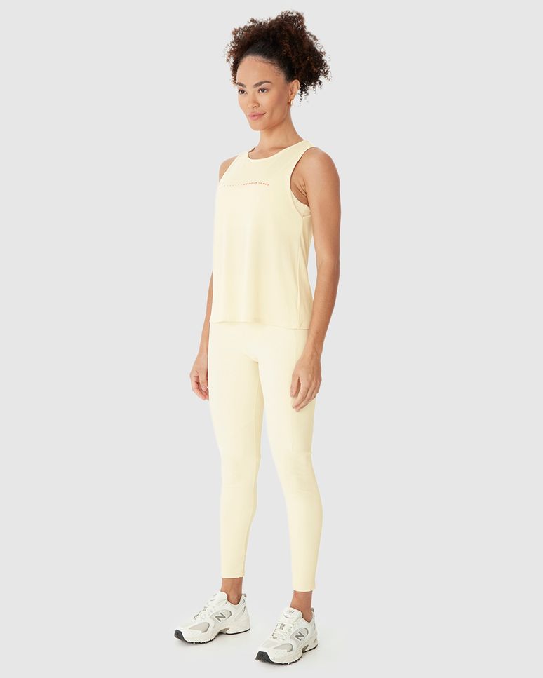 Regata Esportiva Feminina Living On The Move Em Malha Microfuros Dry