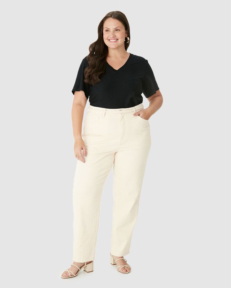 Calça Feminina Plus Size Mom Cintura Alta Em Sarja Com Elastano