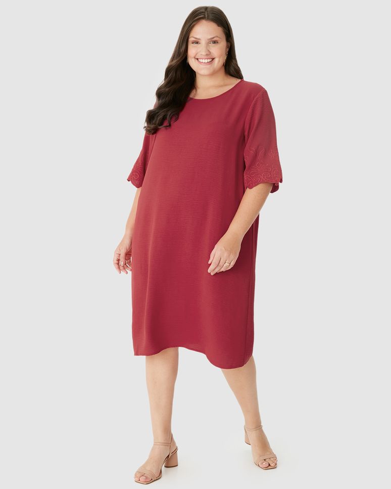 Vestido Feminino Plus Size Evasê Detalhe Bordado Na Manga Em Crepe