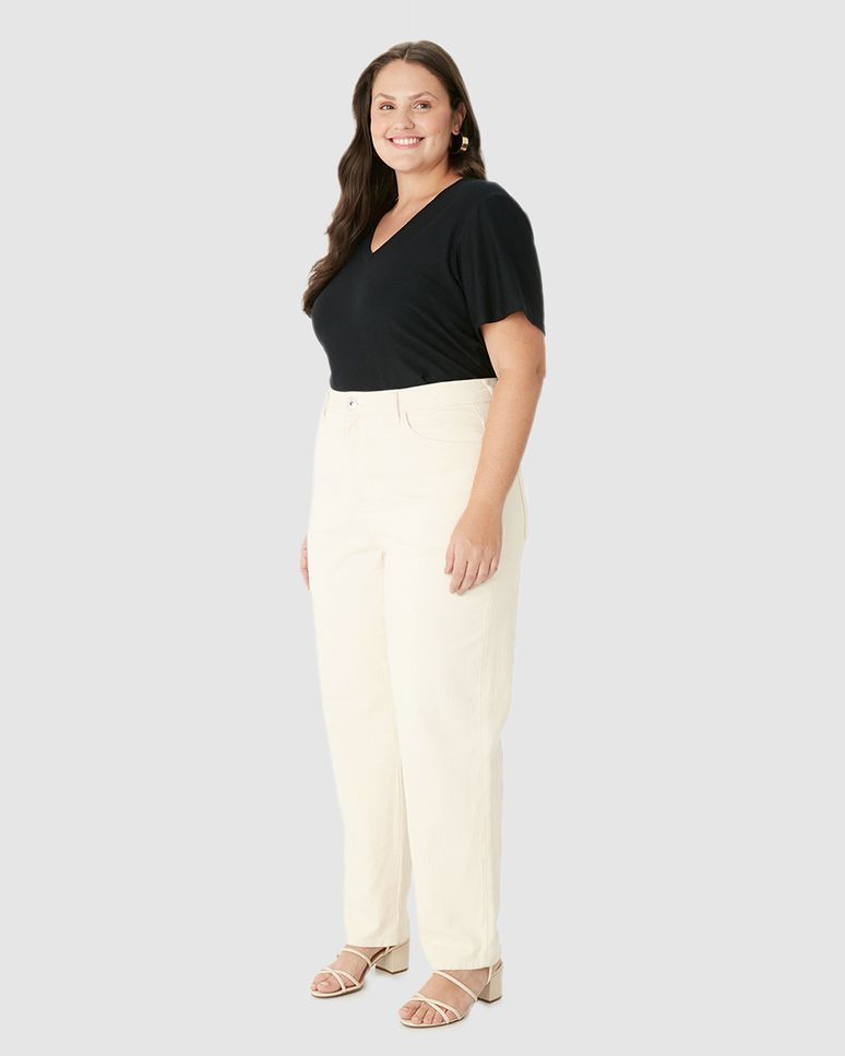 Calça Feminina Plus Size Mom Cintura Alta Em Sarja Com Elastano