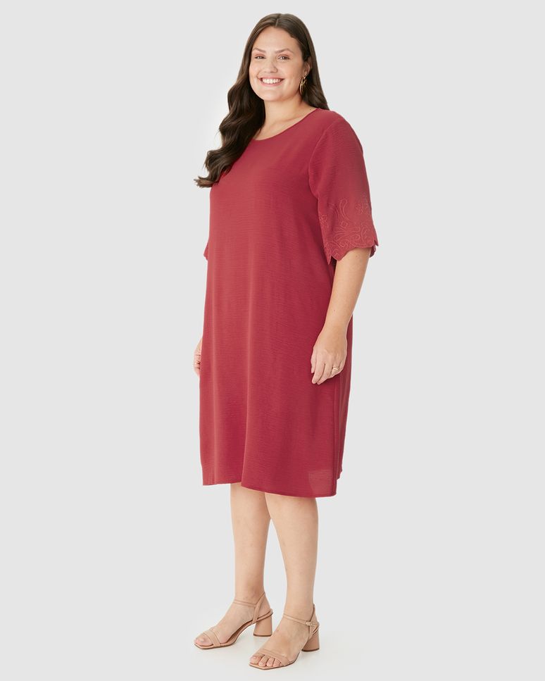Vestido Feminino Plus Size Evasê Detalhe Bordado Na Manga Em Crepe