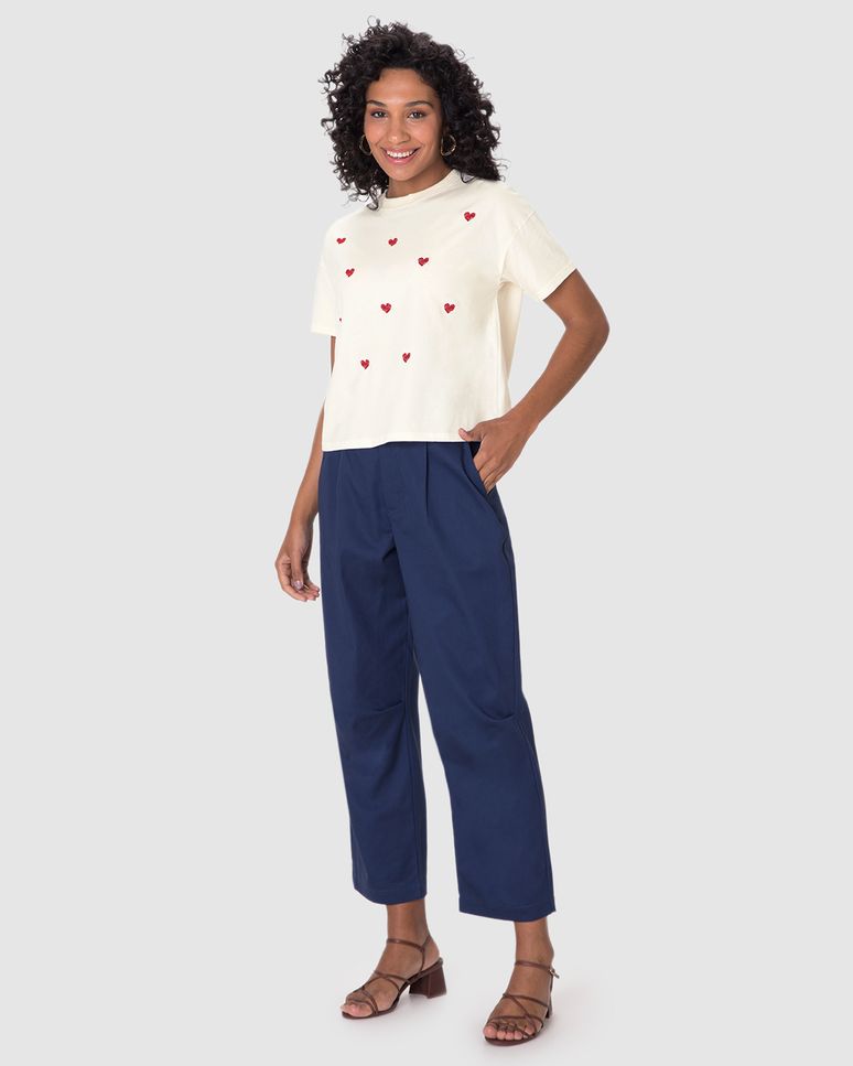 Camiseta Ampla Feminina com Bordados Frontais Delicados Em Algodão