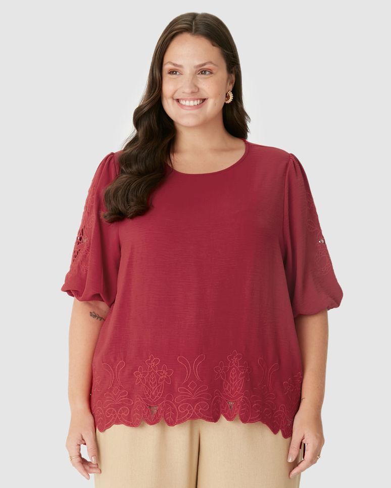 Blusa Bata Feminina Plus Size Detalhe Bordado Manga E Barra Em Crepe
