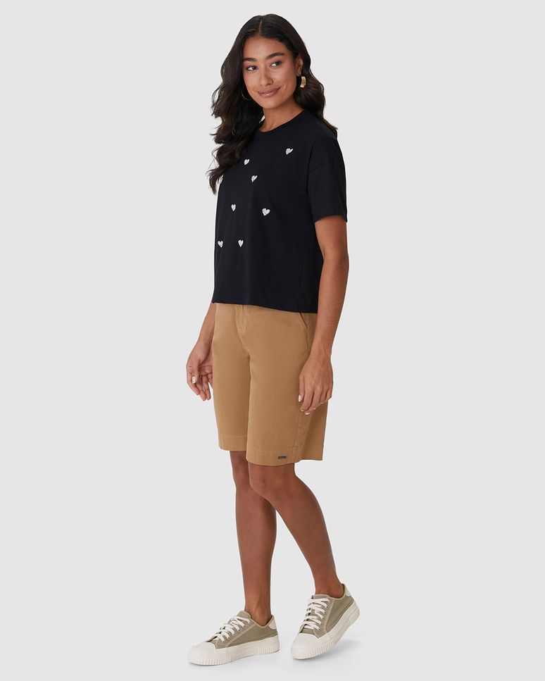 Camiseta Ampla Feminina com Bordados Frontais Delicados Em Algodão