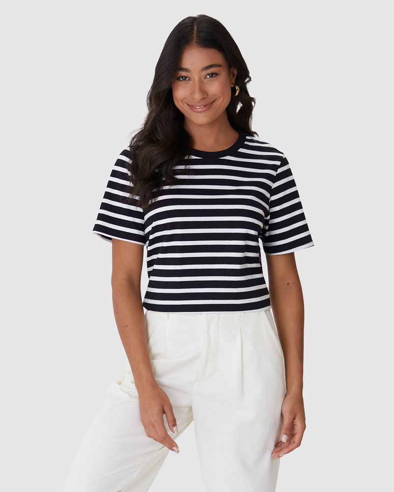 Camiseta Feminina Reta Manga Curta Em Malha Listrada