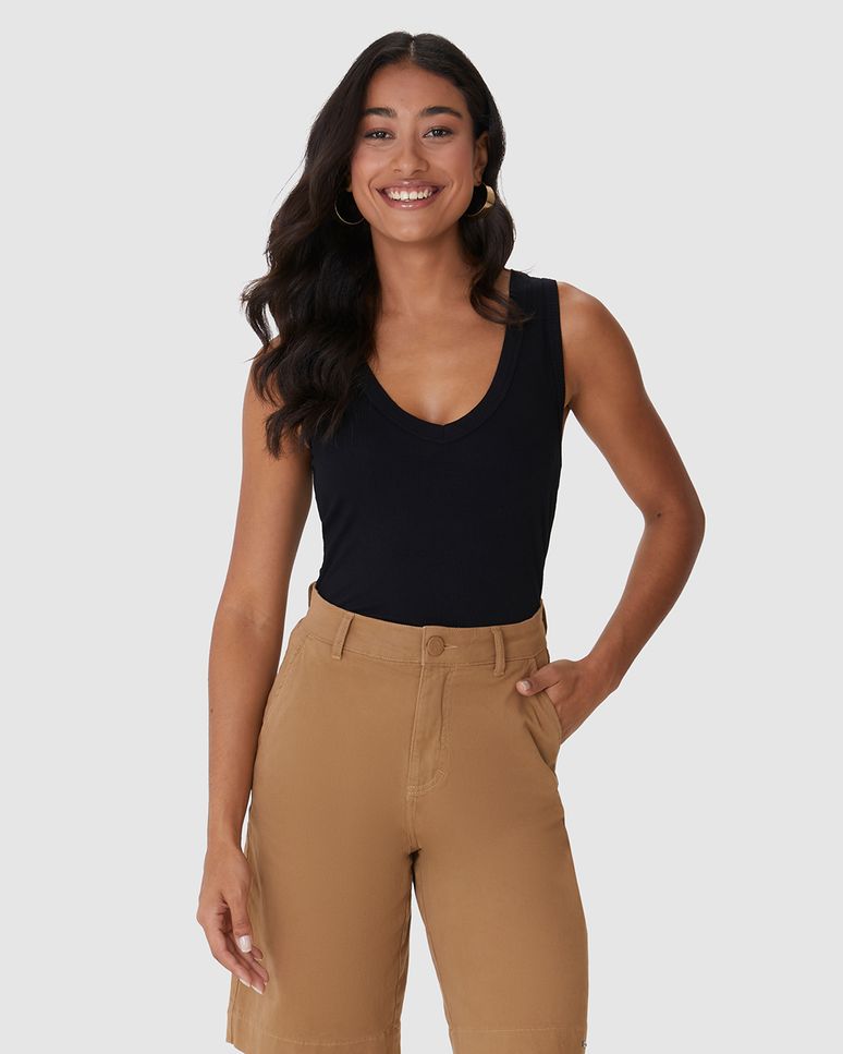 Regata Básica Feminina Decote V Alça Larga Em Malha Viscose Canelada