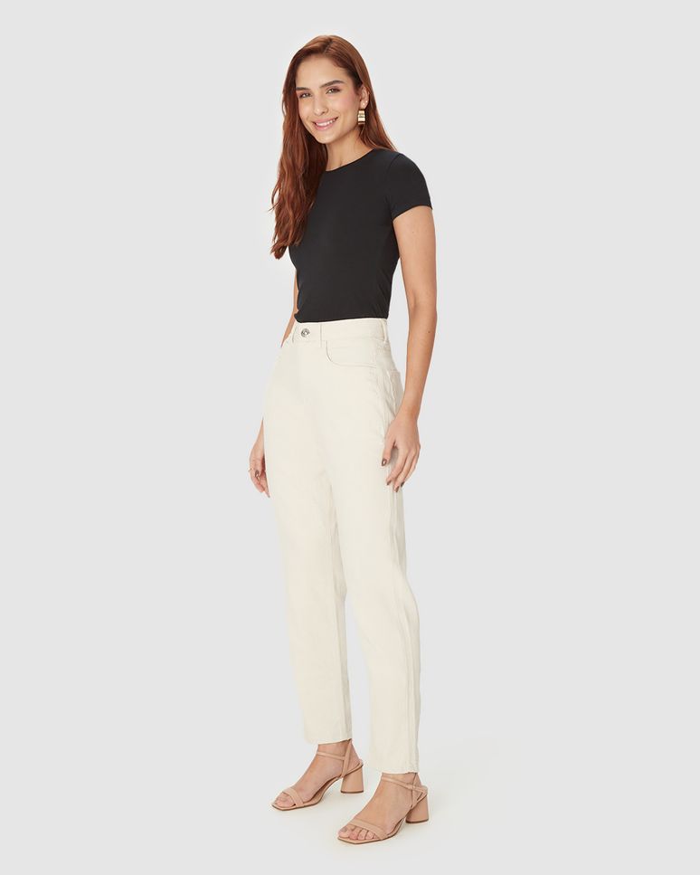 Calça Feminina Mom Cintura Alta Bolso Funcional Em Sarja Com Elastano