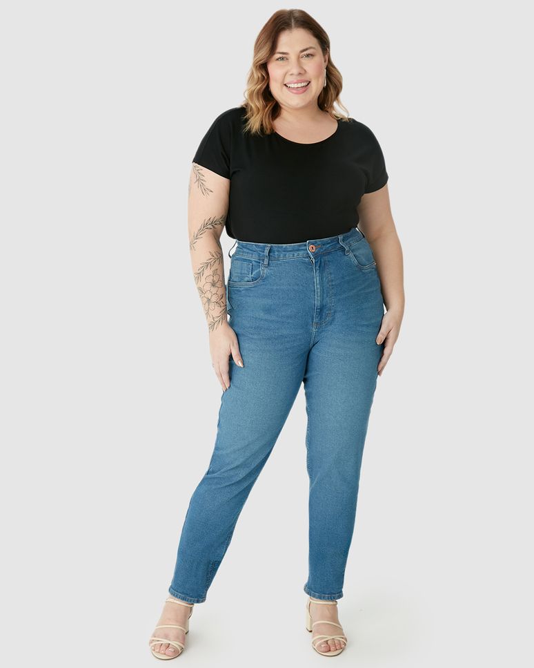 Calça Feminina Plus Size Mom Bolso Funcional Em Jeans Com Elastano
