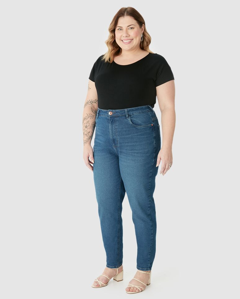 Calça Feminina Plus Size Mom Bolso Funcional Em Jeans Com Elastano