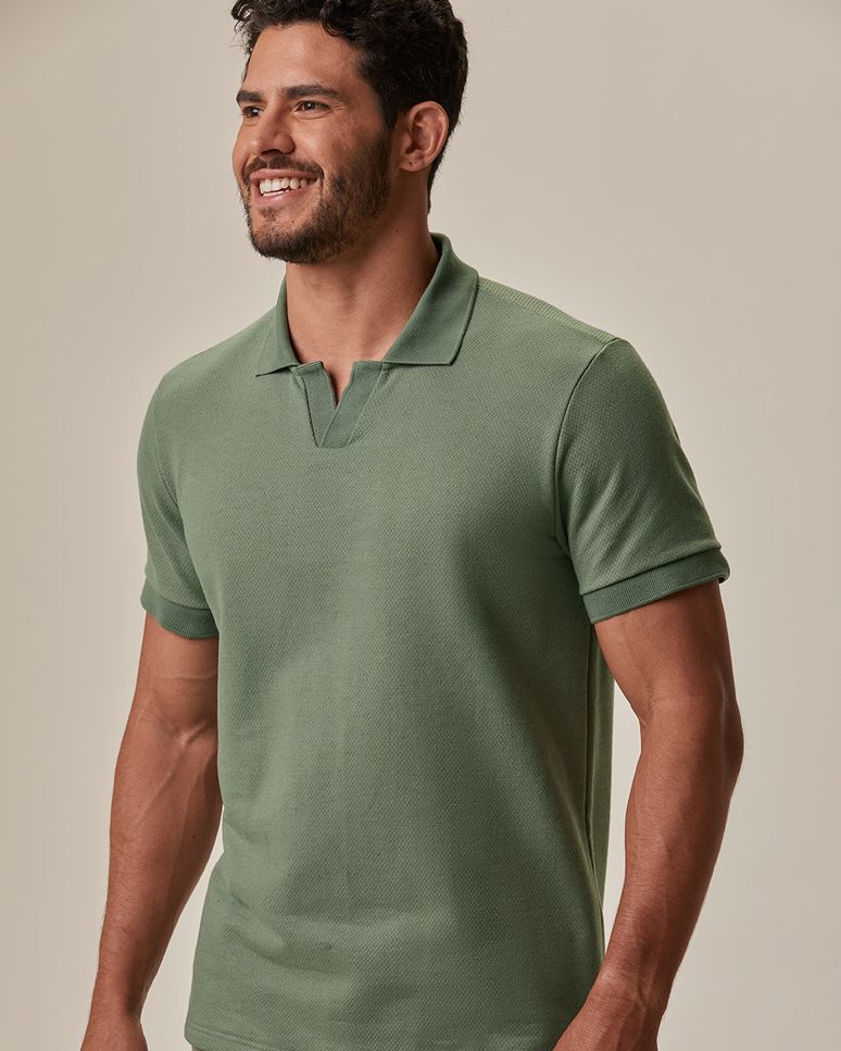 Camisa Polo Masculina Gola V Etiqueta Decorativa Em Moletinho Texturizado