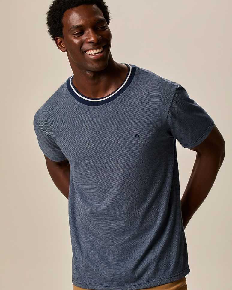 Camiseta Básica Masculina Gola Retilínea Em Malha Fio A Fio