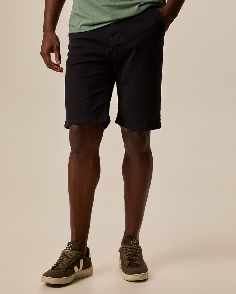 Bermuda Masculina Chino Cintura Média Bolso Funcional Em Sarja Stretch