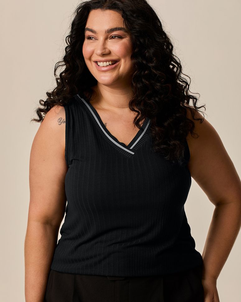 Regata Feminina Plus Size Decote V Retilínea Em Malha Viscose Canelada