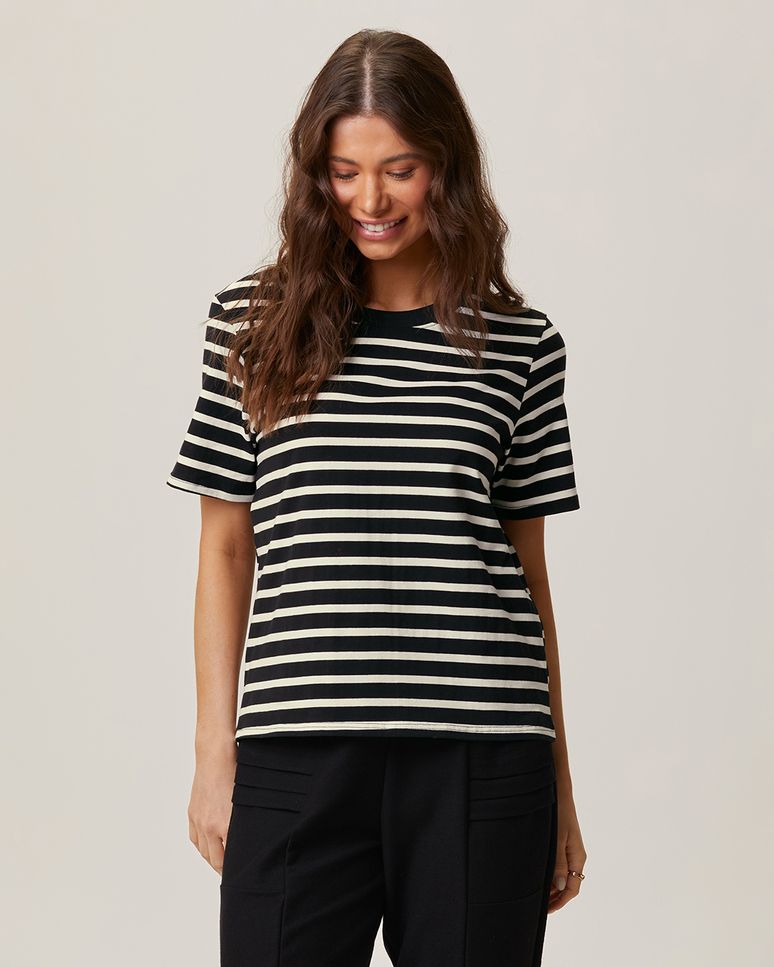 Camiseta Feminina Reta Manga Curta Em Malha Listrada