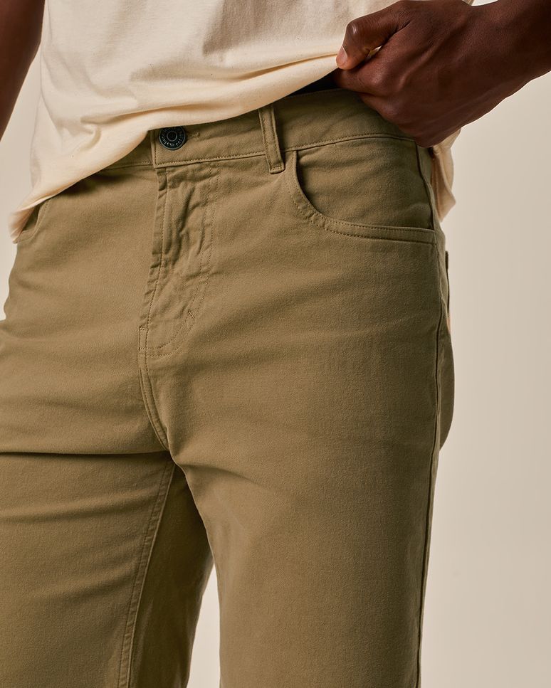 Bermuda Masculina Tradicional Bolso Funcional Em Sarja Com Elastano