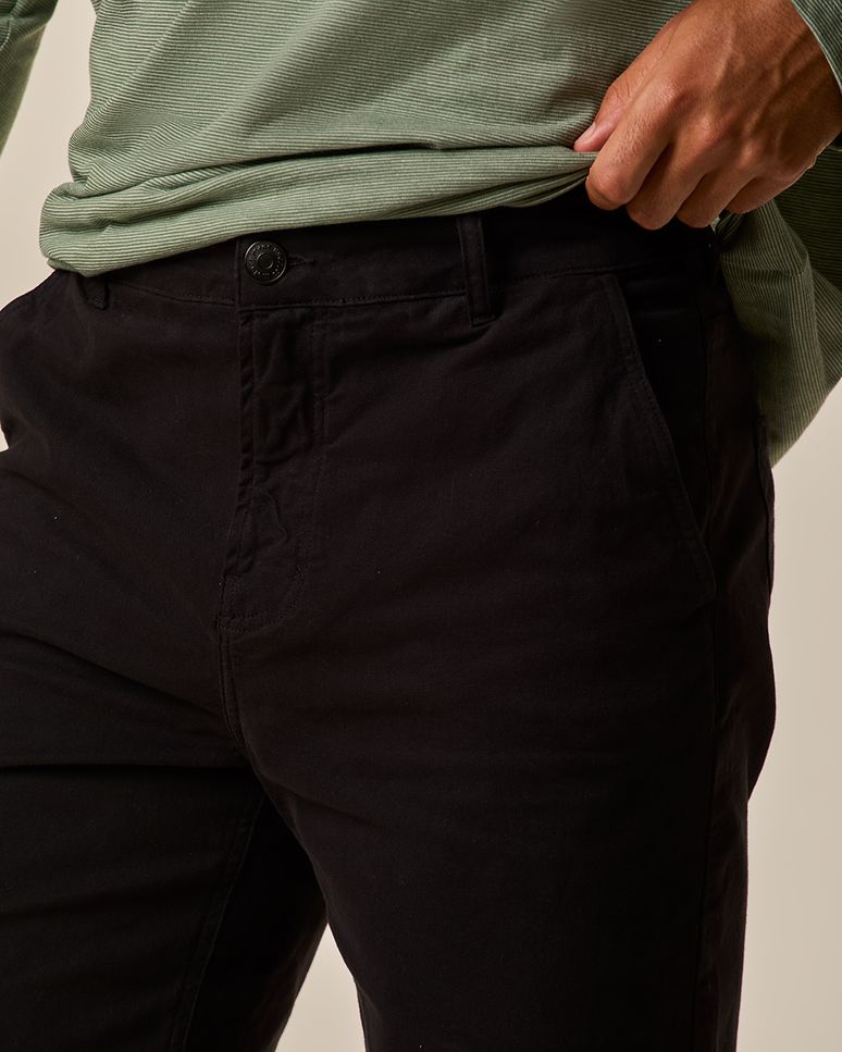 Bermuda Masculina Slim Cintura Média Bolso Funcional Em Sarja Com Elastano