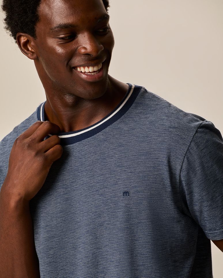 Camiseta Básica Masculina Gola Retilínea Em Malha Fio A Fio