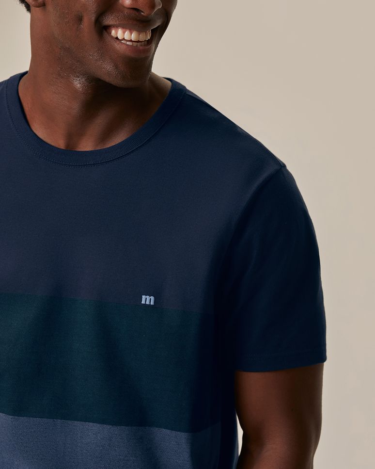 Camiseta Masculina Regular Estampa Listras Frontais Em Algodão